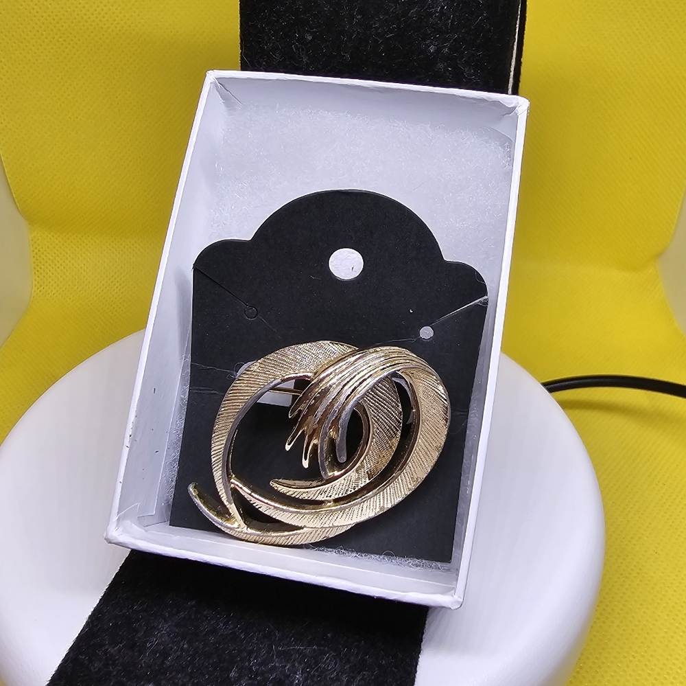 1955 Vintage Crown Trifari Gold Tone Abstract Swirl Brooch